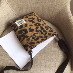 Sac à bandoulière  en toile à motif léopard