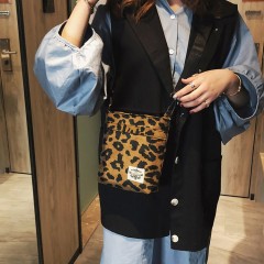 Sac à bandoulière  en toile à motif léopard