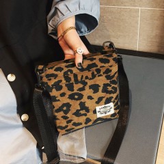 Sac à bandoulière  en toile à motif léopard