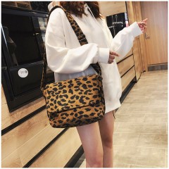 Sac à bandoulière  en toile à motif léopard