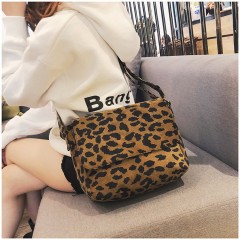 Sac à bandoulière  en toile à motif léopard
