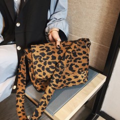 Sac à bandoulière  en toile à motif léopard
