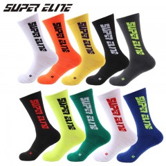 Chaussettes de sport avec lettres fluorescentes