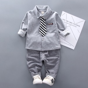Ensemble pantalon et chemise à manches longues avec cravate