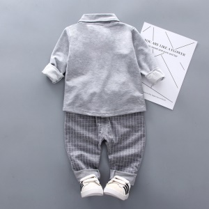 Ensemble pantalon et chemise à manches longues avec cravate