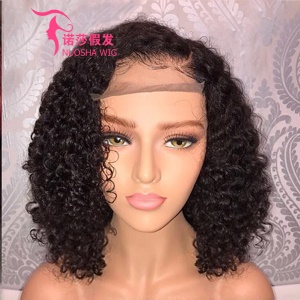 Perruque en fibre synthétique  courte avec cheveux bouclés