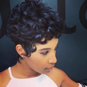 Perruque en fibre synthétique cheveux bouclés courts