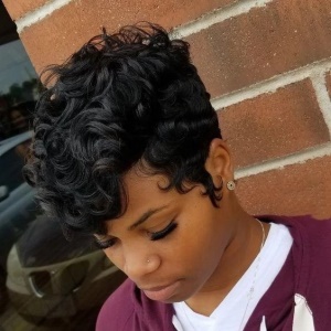 Perruque en fibre synthétique cheveux bouclés courts