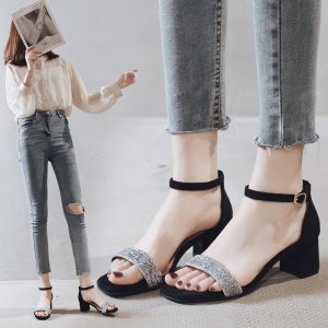Sandale à talons mi courts et épais
