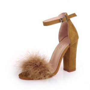 Sandales à talons hauts larges carré pompon