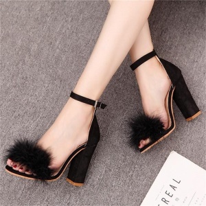 Sandales à talons hauts larges carré pompon