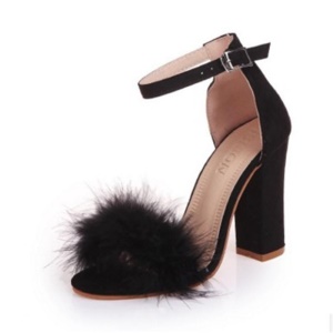 Sandales à talons hauts larges carré pompon