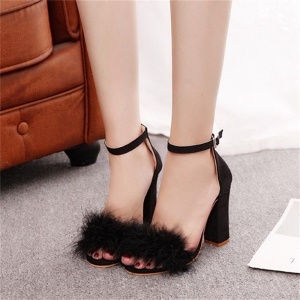 Sandales à talons hauts larges carré pompon
