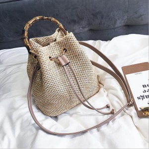 Sac à main pour femme en  herbe tressée et poignée en bambou