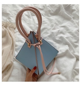 Sac à main en cuir forme pyramide