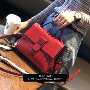 Sac à bandoulière en cuir de vache et motif de crocodile