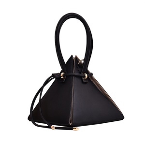 Sac à main en cuir forme pyramide