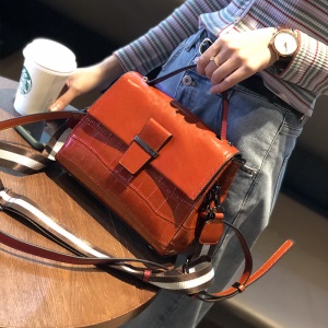 Sac à bandoulière en cuir de vache et motif de crocodile