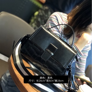 Sac à bandoulière en cuir de vache et motif de crocodile