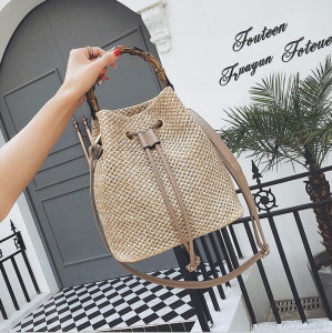 Sac à main pour femme en  herbe tressée et poignée en bambou