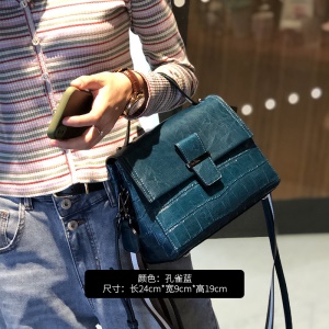 Sac à bandoulière en cuir de vache et motif de crocodile