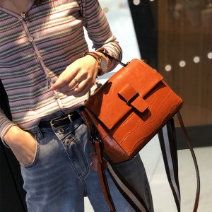 Sac à bandoulière en cuir de vache et motif de crocodile