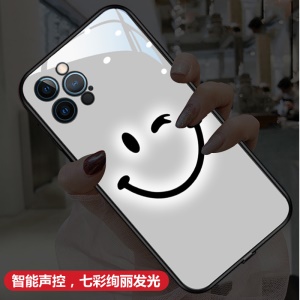 Coque lumineuse de protection de téléphone Apple en verre trempé anti choc Confortable et esthétique modèle Smiley à led. Eclairage de notification et appel