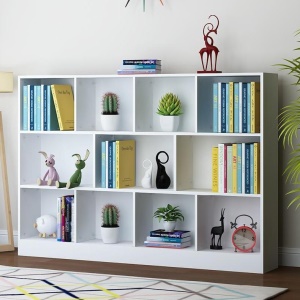 grande armoire ouverte en bois