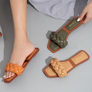 Pantoufles pour femmes en cuir artificiel natté