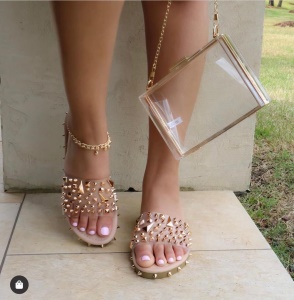 Pantoufles pour femmes avec rivets et sangle