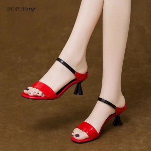 Sandales à  talon fin et en cuir synthétique