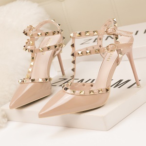 Femmes talons hauts en cuir verni Rivets en métal
