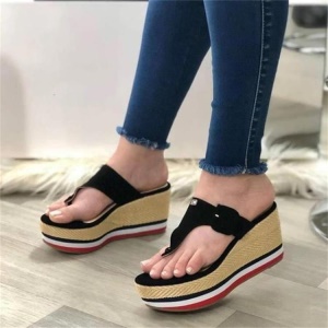 Style Tongs Sandales pour femmes avec semelle épaisse
