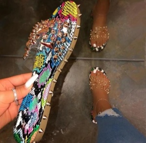 Pantoufles pour femmes avec rivets et sangle