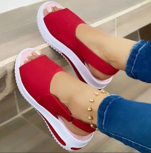 Sandales pour femmes à semelle épaisse en cuir synthétique