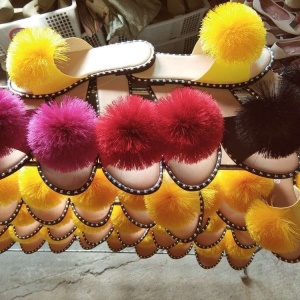 Pantoufles pour femmes avec accessoires boules de laine