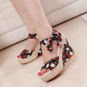 Talons hauts avec semelle épaisse avec motif fleurs