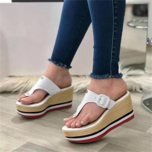 Style Tongs Sandales pour femmes avec semelle épaisse