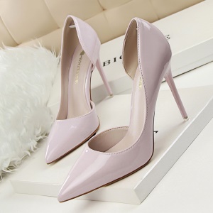 Talons hauts et fin en cuir verni pour femmes