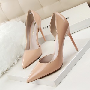 Talons hauts et fin en cuir verni pour femmes