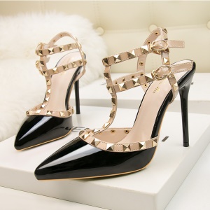 Femmes talons hauts en cuir verni Rivets en métal