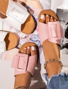 Pantoufles d'été pour femmes boucle carrée PVC