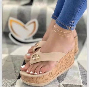 Sandales compensées avec style tongs