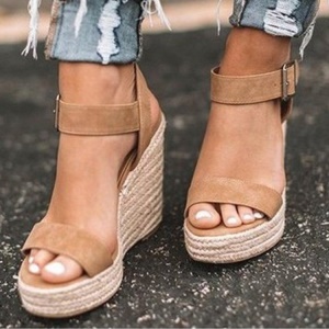Sandales pour femmes avec tissu et semelle épaisse