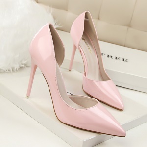 Talons hauts et fin en cuir verni pour femmes