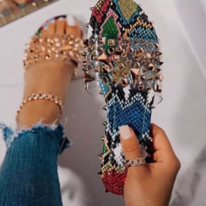 Pantoufles pour femmes avec rivets et sangle