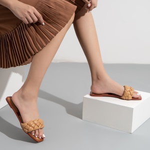 Pantoufles pour femmes en cuir artificiel natté