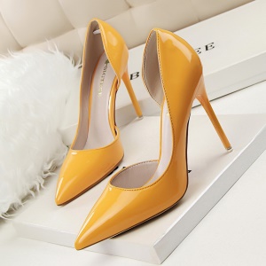 Talons hauts et fin en cuir verni pour femmes