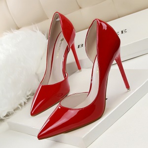 Talons hauts et fin en cuir verni pour femmes