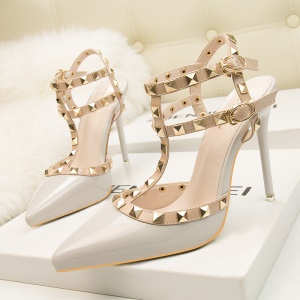 Femmes talons hauts en cuir verni Rivets en métal
